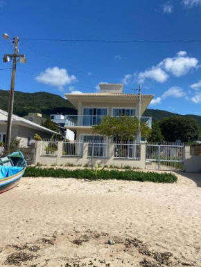 Linda casa ampla beira do mar em Gov Celso Ramos
